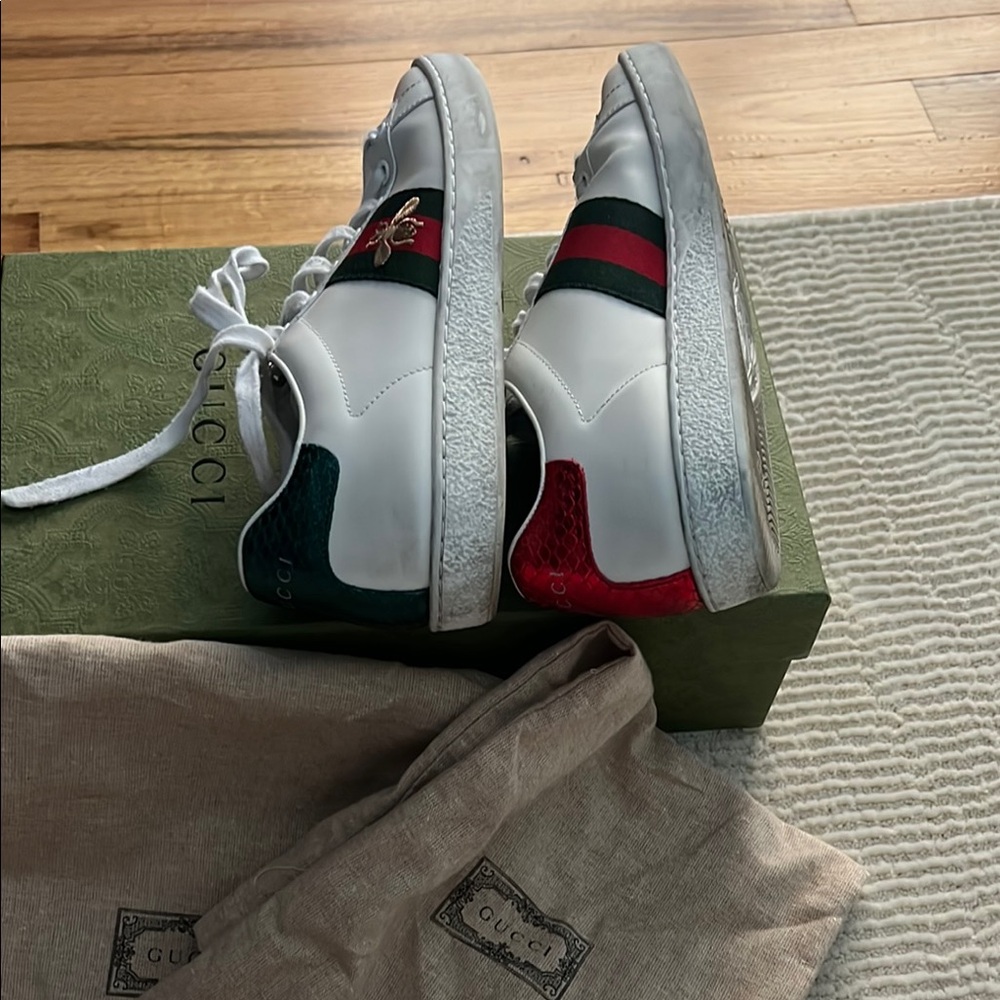 Gucci White Leather Sneakers with Red and Green Accents - Picture 3 of 5